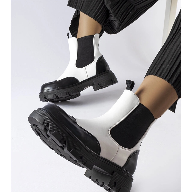 Inna Fekete-fehér bebújós csizma Albanytól 1