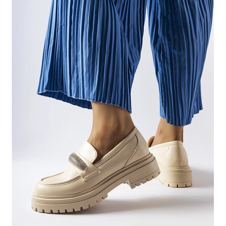 Hartfordi bézs mokaszinok strasszokkal 1