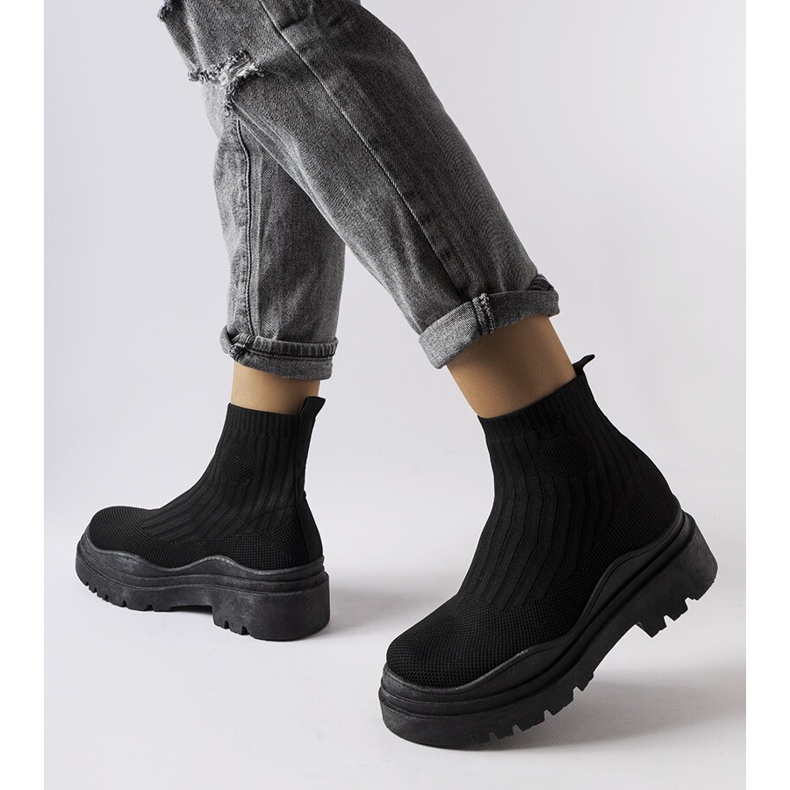 Fekete magas szárú tornacipőt jelöl 1