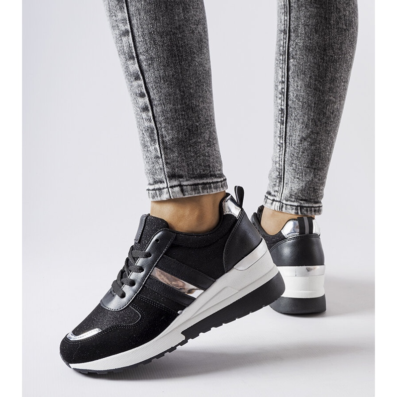 Inna Fekete és ezüst ékszeres tornacipő a Titusville-től 1