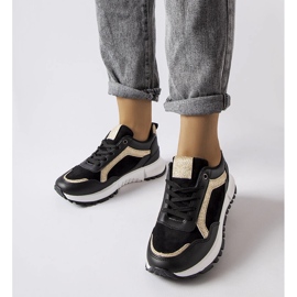 Inna Fekete tornacipő csillámos díszítéssel a Busso cégtől 1