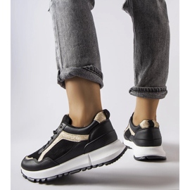 Inna Fekete tornacipő csillámos díszítéssel a Busso cégtől 2