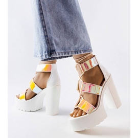 Inna Fehér vaskos szandál a poszton Katja 1