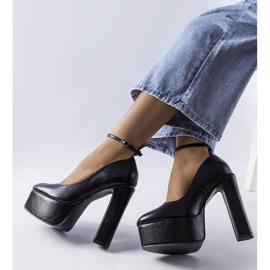 Fekete magassarkú pumpák a Hervé-től 2