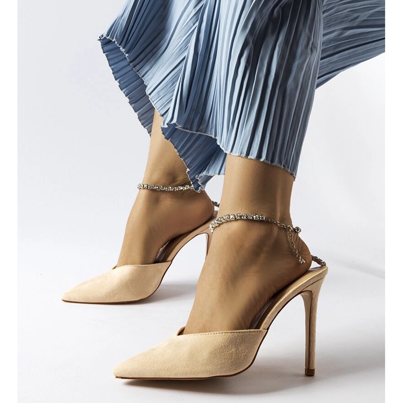 Claude bézs tűsarkú pumpák strasszokkal 1