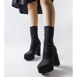 Fekete szatén csizma egy hatalmas oszlopon a Glustól 1