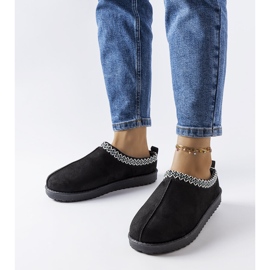 Fekete szigetelt papucs Dudi hímzéssel díszítve 1