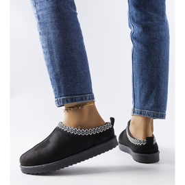 Fekete szigetelt papucs Dudi hímzéssel díszítve 2