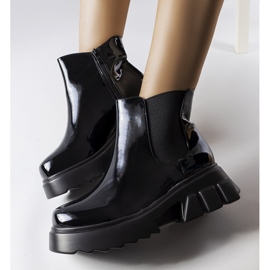 Fekete lakkozott hőszigetelt csizma a Delittől 1