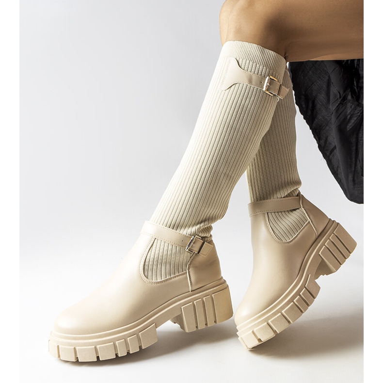 Bézs csizma rugalmas felsőrésszel a Courcelle-től 1