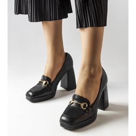 Fekete szivattyúk egy geometriai blokkon a Blaiss-től 1