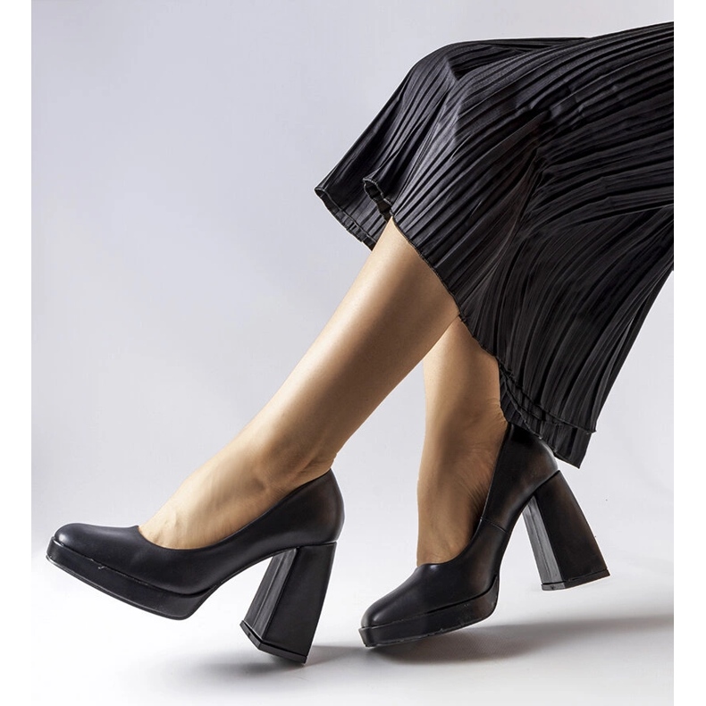 Fekete magas sarkú pumpák a Mailly márkától 1