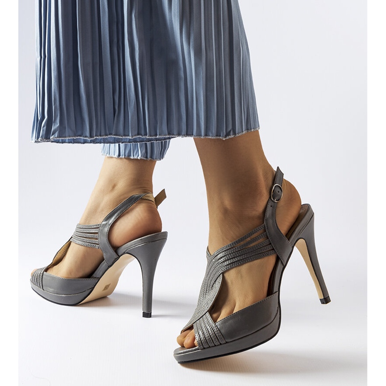 Szürke magas sarkú szandál a Tougas márkától 1