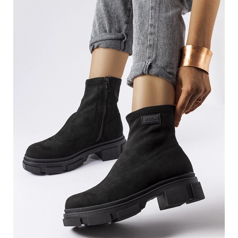 A márka fekete velúr csizmája Inge 2