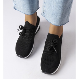 Inna Fekete ékszeres tornacipő az Alberica márkától 1