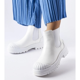 Inna Lange fehér munkáscsizma gumibetétekkel 1