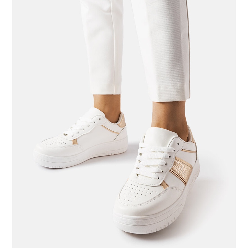 Fehér és arany sportcipők a Parmából 1