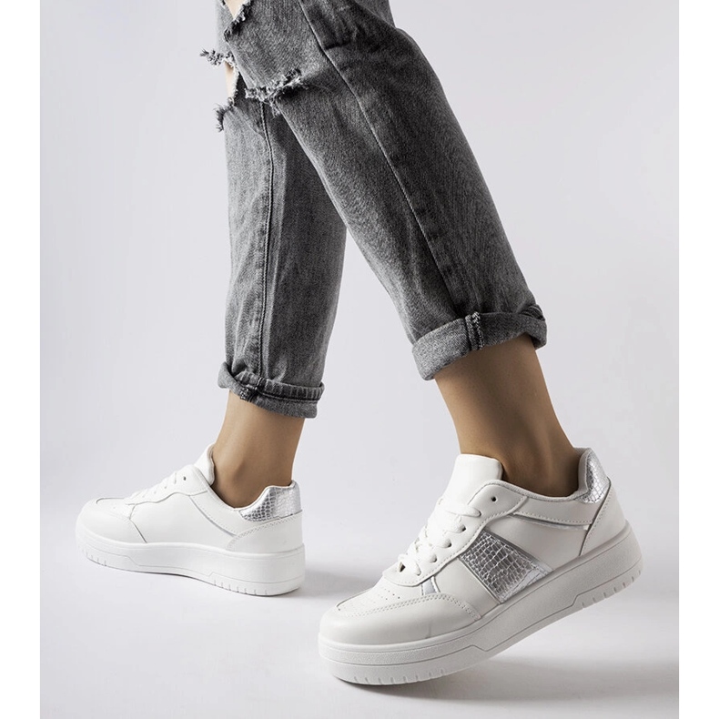 Fehér és ezüst sportcipő a Parmától 1