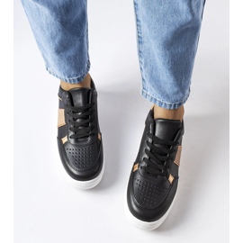 Fekete és arany sportcipő a Parmából 1