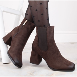 Női velúr bokacsizma dekoratív sarkon, barna, Potocki SZ12183 1