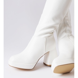 Fehér csizma egy hatalmas oszlopon a Villanovától 1 Fehér csizma egy hatalmas oszlopon a Villanovától 1