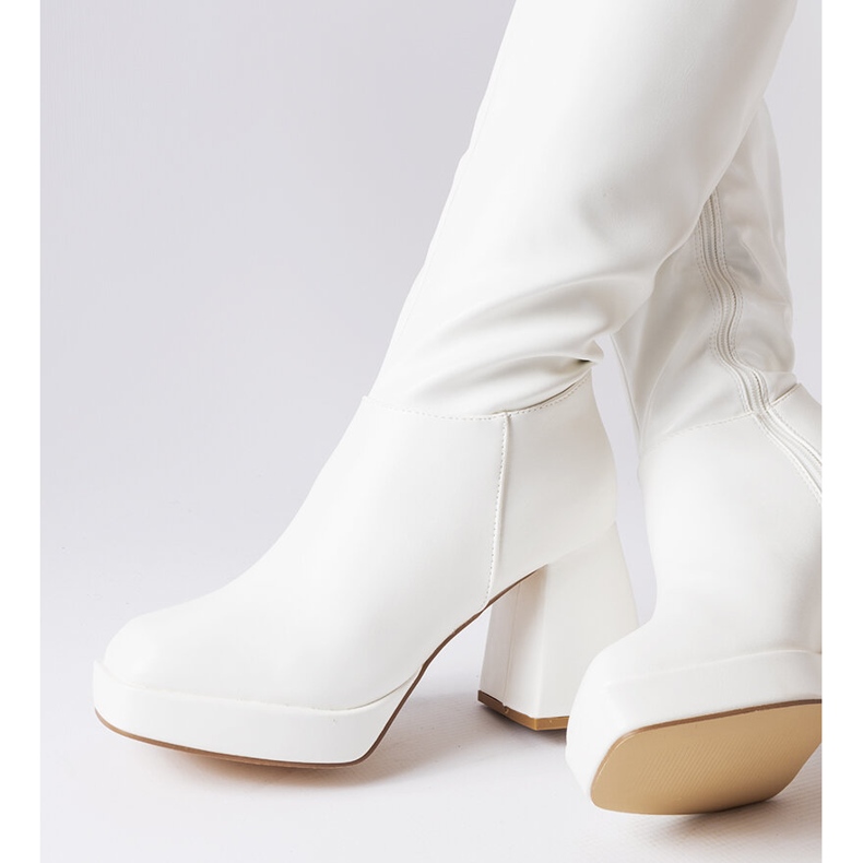 Fehér csizma egy hatalmas oszlopon a Villanovától 1 Fehér csizma egy hatalmas oszlopon a Villanovától 1