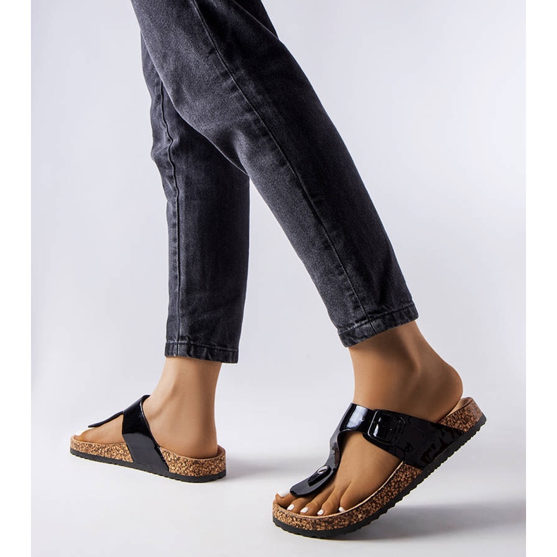 Fekete papucs csatokkal a Lee Cooper LCW-22-35-1170L-től 1