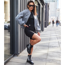 Fekete monogrammal díszített csizma 1