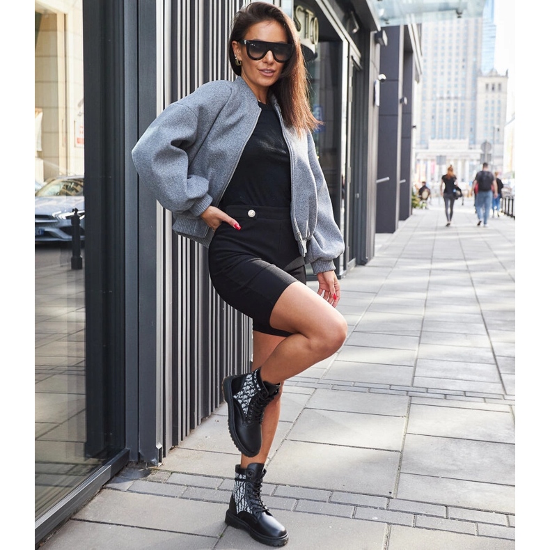 Fekete monogrammal díszített csizma 1