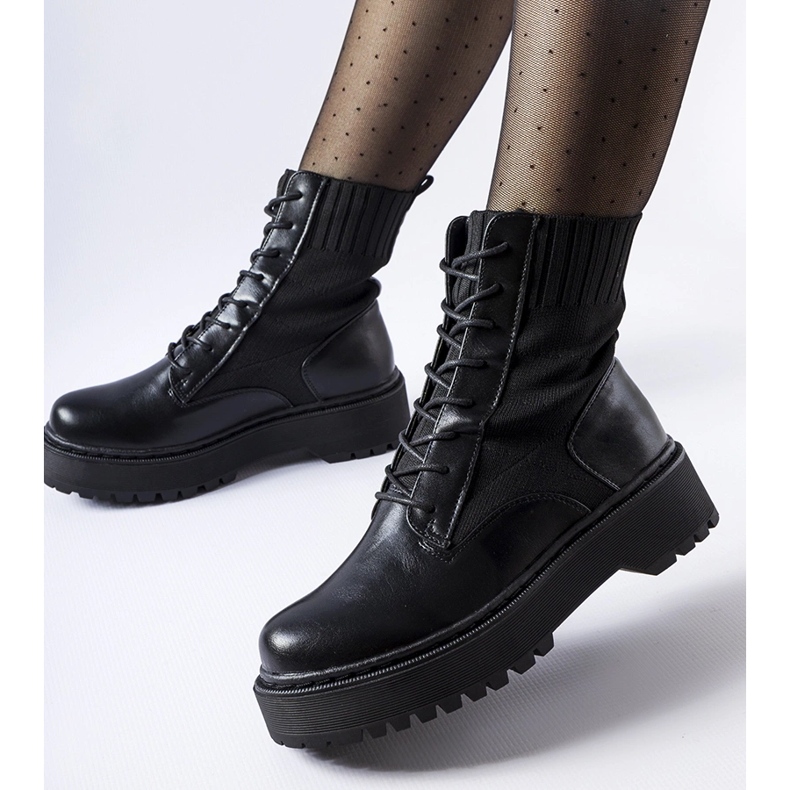 Fekete Sebastiano felbújós zoknis munkások 1