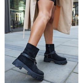 Fekete bokacsizma dekoratív karkötővel 2