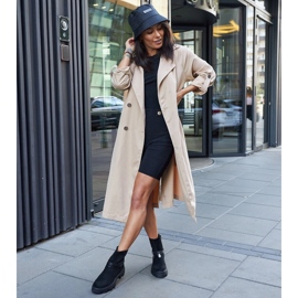 Fekete bokacsizma dekoratív karkötővel 1