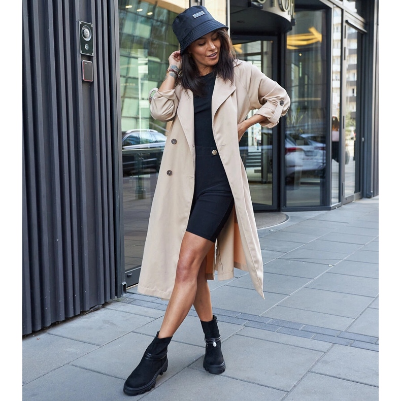 Fekete bokacsizma dekoratív karkötővel 1