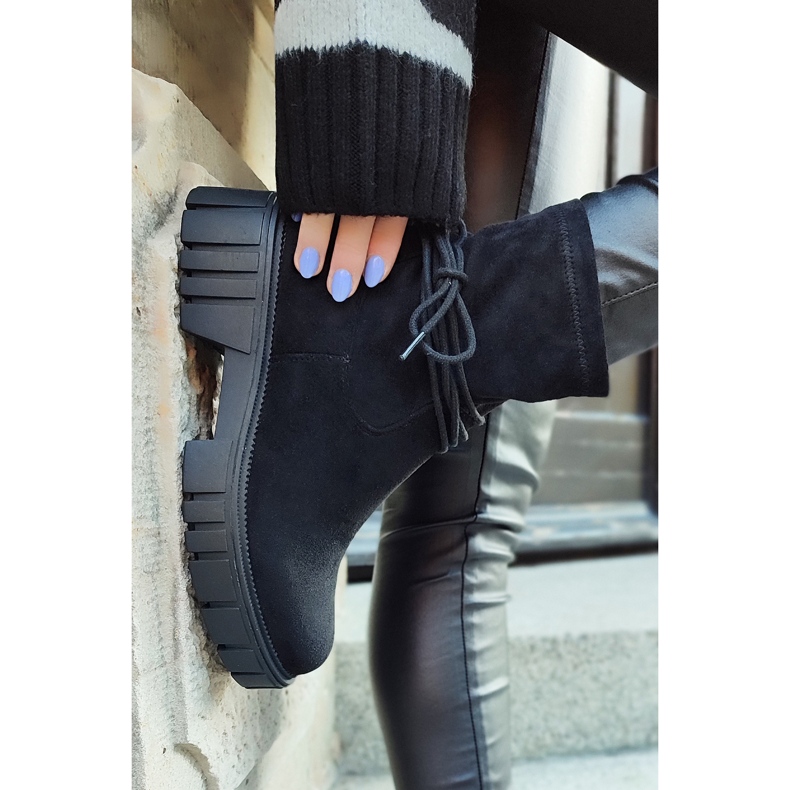 Fekete női csizma elasztikus felsőrésszel 1