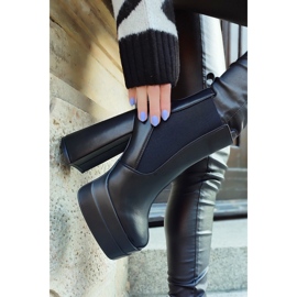 Fekete csizma magas oszlopon és emelvényen 1