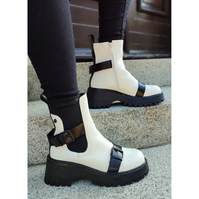 Fehér, csatos női táskák 2