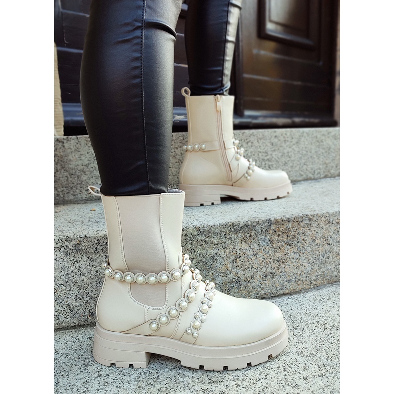 Bézs színű női bokacsizma dekoratív kiegészítőkkel 2