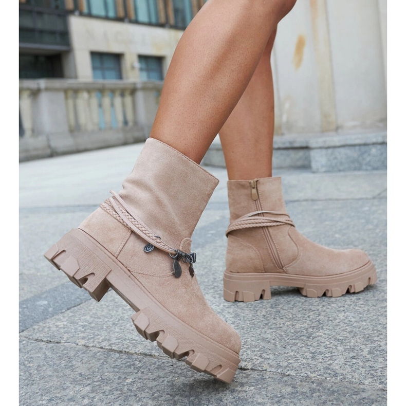 Bézs bokacsizma dekoratív karkötővel a Geraldotól 1