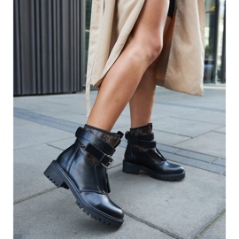 Fekete csizma dekoratív Domus pánttal 2