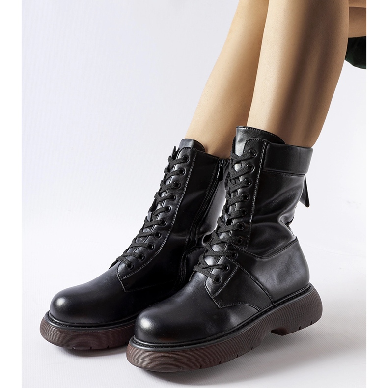 Fekete szigetelt csizma barna talppal Beata 1