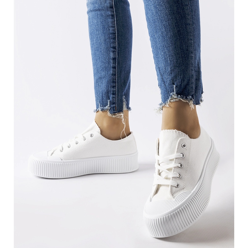 Fehér tornacipő vastag Fortunata platformon 1