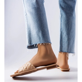 Bézs színű elegáns papucsok foltvarrással a Labrie-től 1