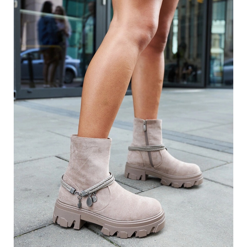 Bézs bokacsizma dekoratív karkötővel 2