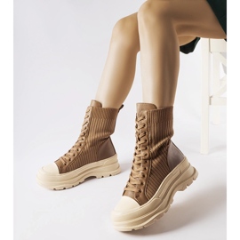 Barna zoknis munkások vastag talppal a Vittotól 1