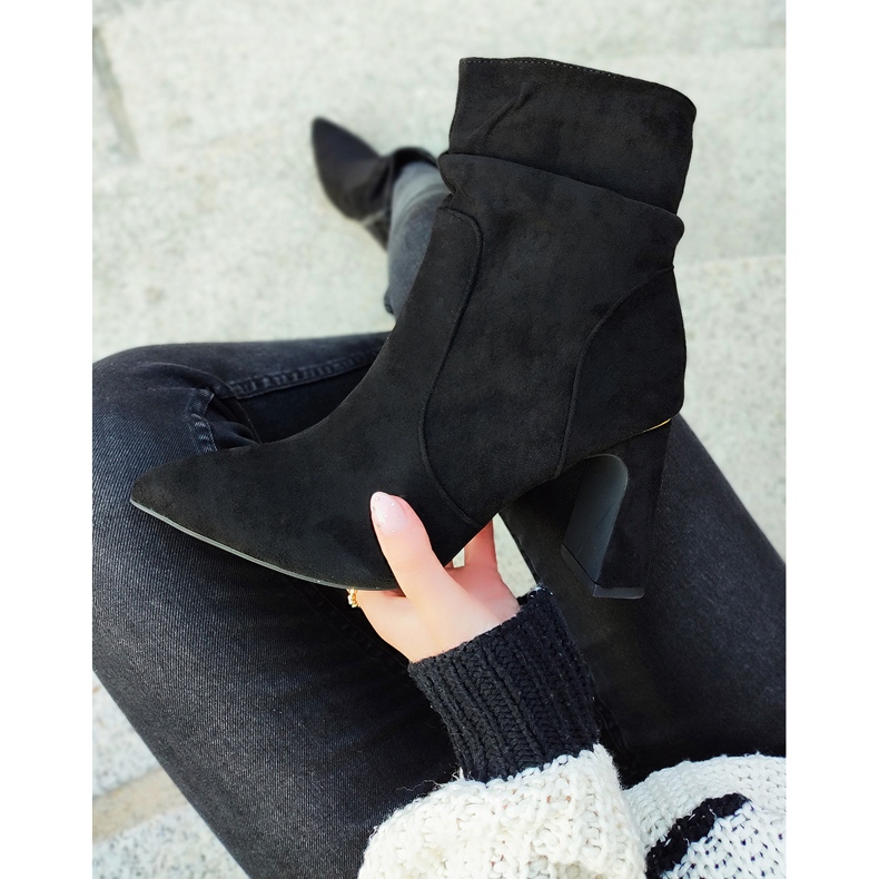 Fekete női csizma díszített oszlopon 2