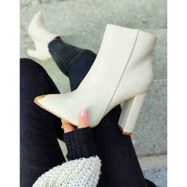 Női bézs csizma dekoratív tüskés 2