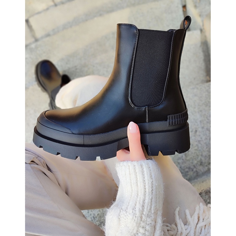 Fekete női csizma fekete talppal 2