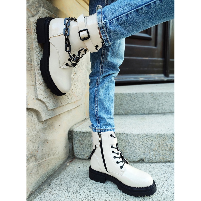 Női bézs színű lakkozott munkáscsizma levehető lánccal 2