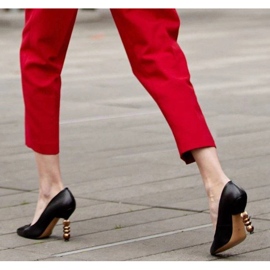 Marco Shoes Puha szemcsés bőrből készült tűsarkú kövek fekete 1