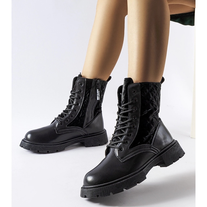 Jalbert foltvarrással díszített fekete csizma 1